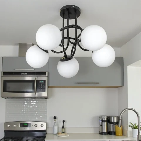 Сучасна стельова люстра Levistella 7529910-5 BK+WH — чорна з білими плафонами, 5×E27, Ø42 см Сучасна стельова люстра Levistella 7529910-5 BK+WH — чорна з білими плафонами, 5×E27, Ø42 см