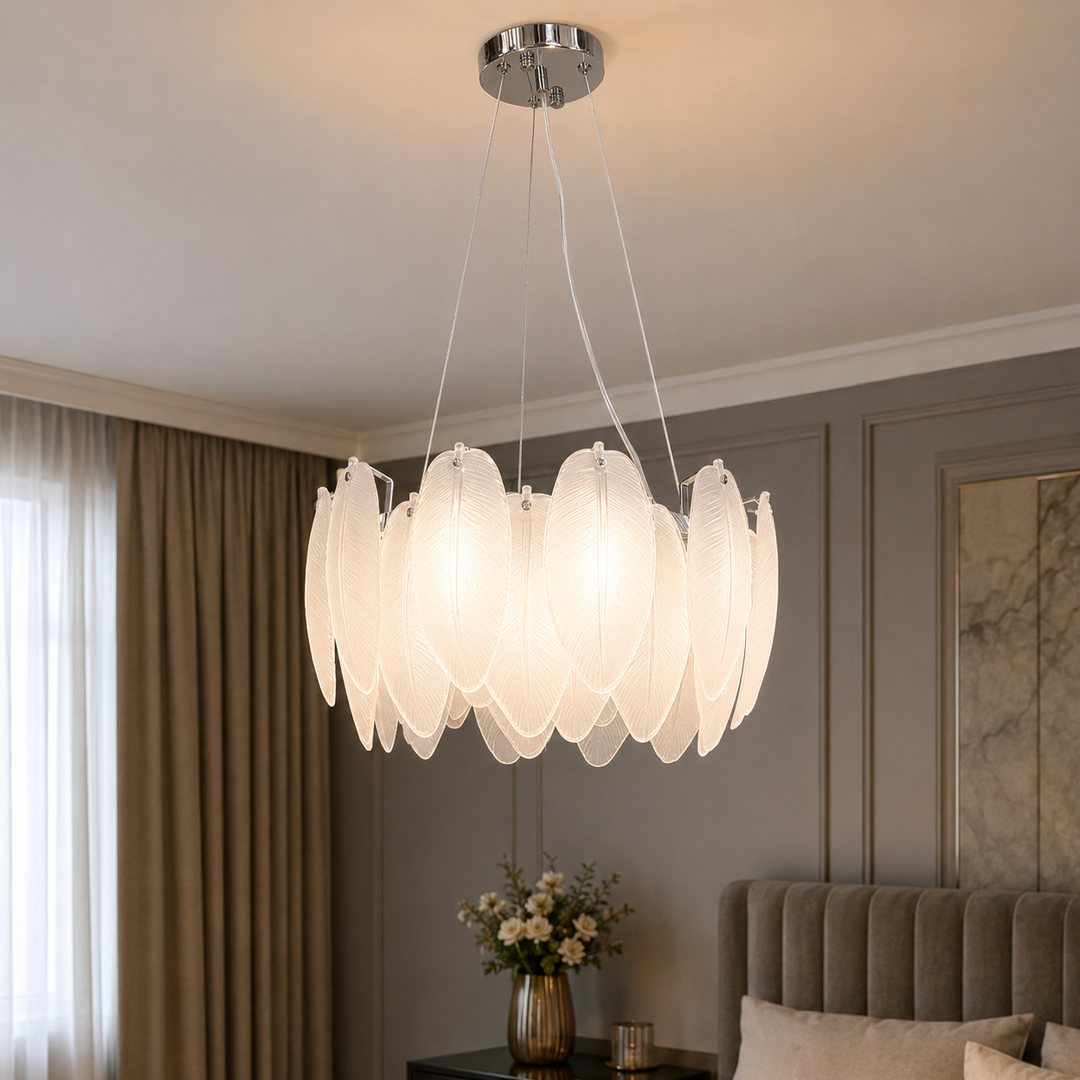 Підвісна люстра скляна Artlight 21824-400CH хромована компактна на 5 ламп E14 з декором у формі пір'я Підвісна люстра скляна Artlight 21824-400CH хромована компактна на 5 ламп E14 з декором у формі пір'я