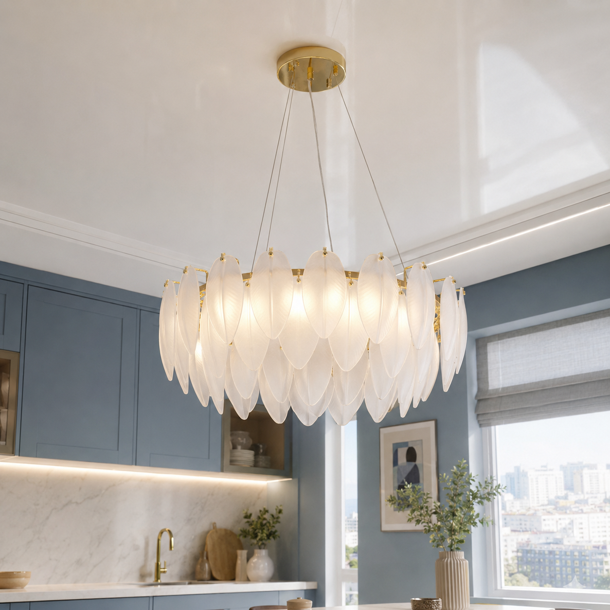 Підвісна кругла люстра Artlight 21824-600GD золота на 8 ламп E14 з декоративним пір'ям з матового скла.
